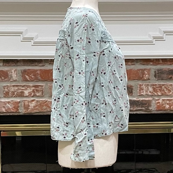 Wild Blue x Sadie Robertson baby blue floral top with crochet details / S / EUC - Picture 4 of 11